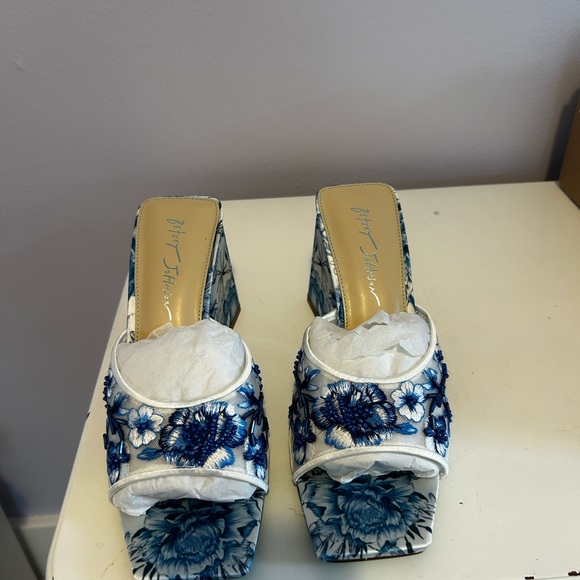 Betsey Johnson ROO Blue Floral Heels - Picture 4 of 5